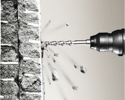 Perceuse perçant un mur en pierre