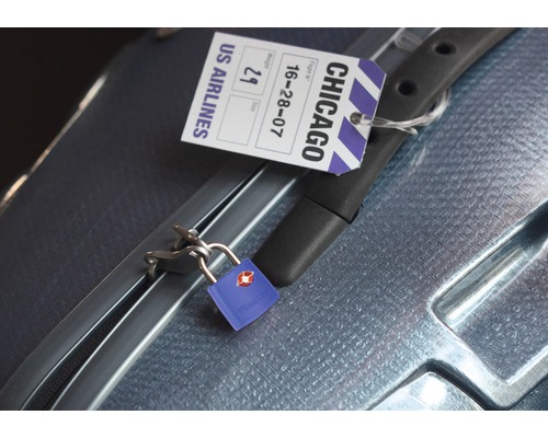 Valise avec étiquette de bagage et serrure TSA