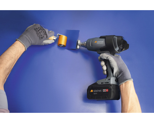 Verarbeitung von Folie mit Heißluftgebläse und Andrückrolle