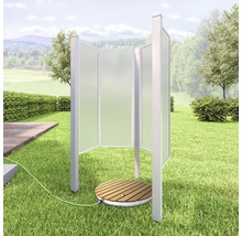 Douche d''extérieur autoportante avec trois cloisons et caillebotis en bois dans le jardin.