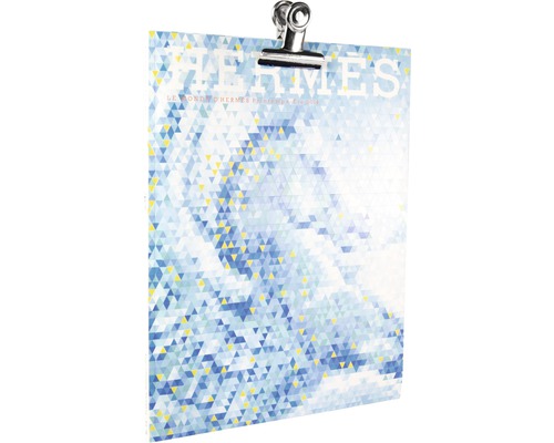 Zeitschrift mit dreieckigem Muster, gehalten von einer Klammer