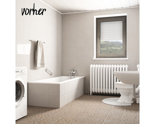 Badezimmer mit Badewanne, Waschmaschine, Toilette, Heizkörper und Fenster