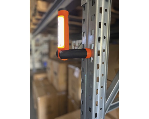 Lampe de travail avec aimant fixée sur une étagère métallique