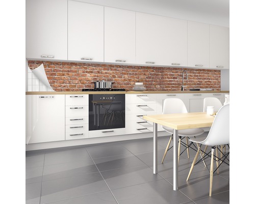 Küchenrückwand mit Backsteinmuster in einer weißen Küche