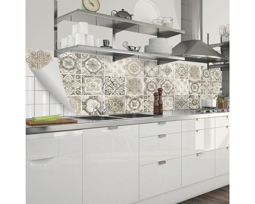 Scène de cuisine avec des stickers de carreaux autocollants de style vintage comme crédence