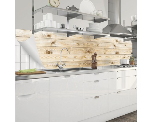 Crédence de cuisine aspect bois derrière un évier dans une cuisine claire