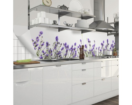 Scène de cuisine avec sticker mural lavande au-dessus de l''évier.