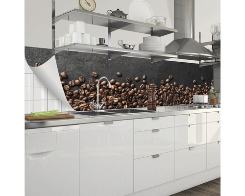 Crédence de cuisine avec motif de grains de café dans une cuisine moderne