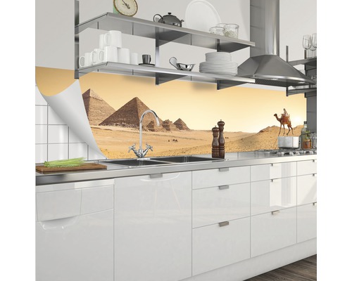 Crédence de cuisine avec motif de pyramides dans une cuisine moderne