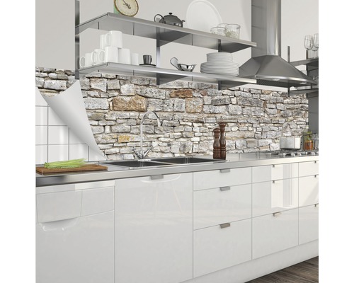 Film de protection murale de cuisine avec aspect mur de pierre dans une cuisine claire
