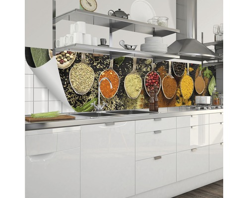 Crédence de cuisine avec motifs d''épices dans des cuillères dans une cuisine moderne