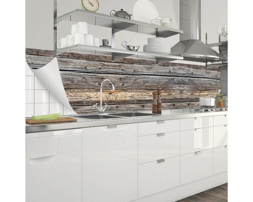 Crédence de cuisine aspect bois derrière une cuisine moderne