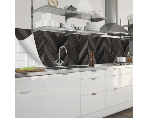 Crédence de cuisine aspect bois à chevrons derrière une kitchenette avec évier