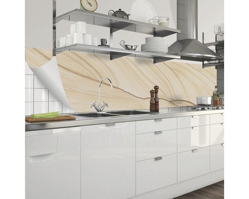 Küchenszene mit Spüle, Armatur und Küchenrückwand mit Steinmuster