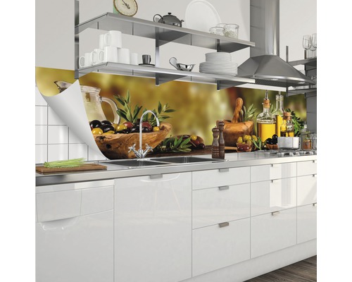 Crédence de cuisine avec motif d''olives derrière un évier