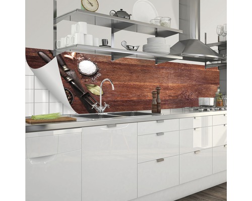 Crédence de cuisine avec motif bois et motifs d''épices dans une cuisine moderne