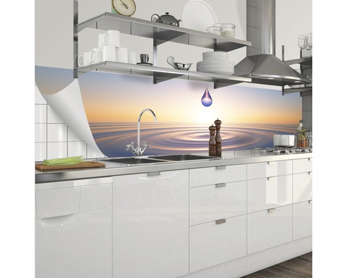 Crédence de cuisine avec motif aquatique derrière un évier dans une cuisine.