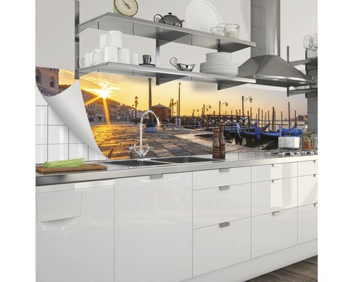 Küchenrückwand mit Venedig-Motiv über einer Spüle in einer modernen Küche