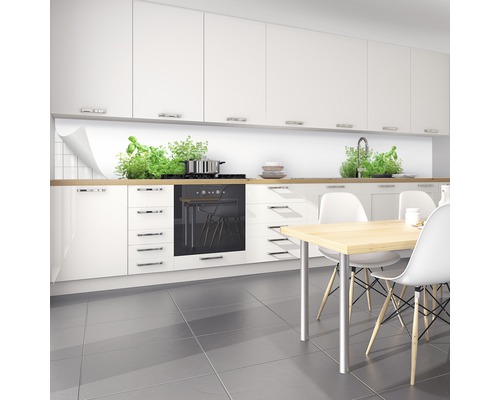 Scène de cuisine avec crédence, meubles de cuisine et table à manger