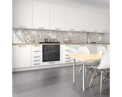 Cuisine claire avec carreaux décoratifs et table à manger