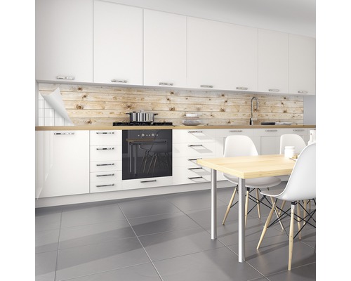 Cuisine avec protection anti-éclaboussures aspect bois