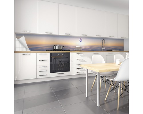 Cuisine claire avec crédence à motif aquatique derrière la plaque de cuisson