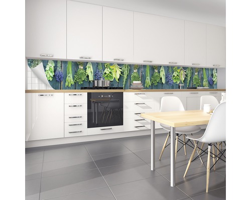 Scène de cuisine avec kitchenette blanche et crédence à motif d''herbes aromatiques