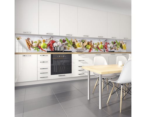 Crédence de cuisine avec motif d''épices dans une cuisine moderne