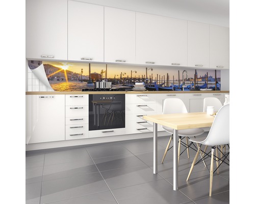 Film de protection murale de cuisine avec motif de Venise dans une cuisine lumineuse.