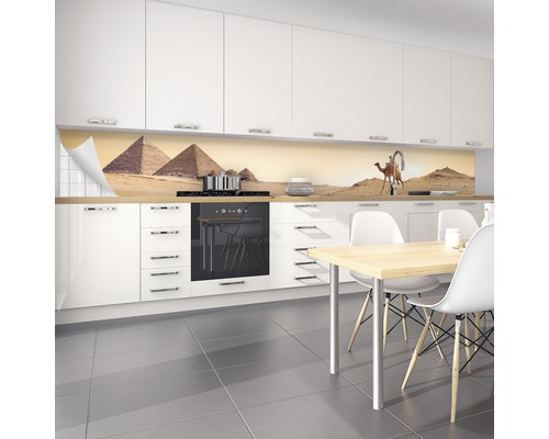 Crédence de cuisine avec motif pyramides et chameau dans une cuisine moderne