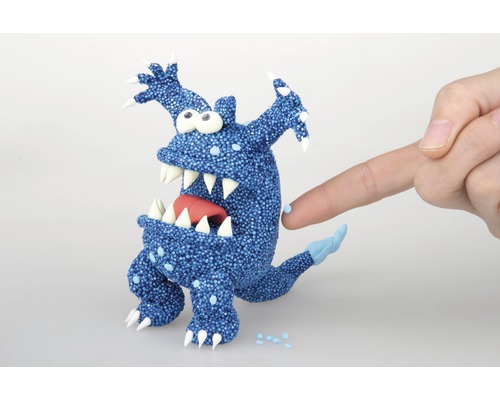 Monsterfigur aus Modelliermasse mit Hand