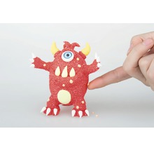 Monstre rouge en pâte à modeler avec cornes, dents et un œil