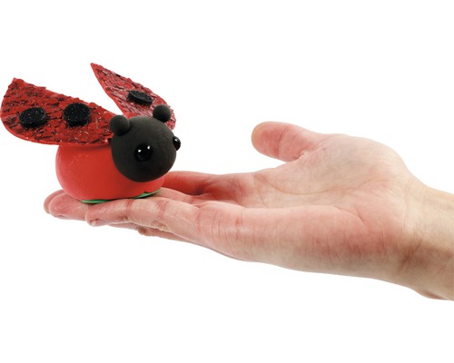 Marienkäfer aus Modelliermasse auf einer Hand