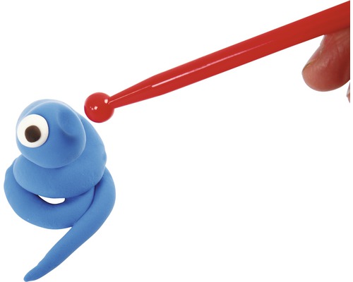 Blaue Knetfigur mit Auge und rotem Modellierwerkzeug
