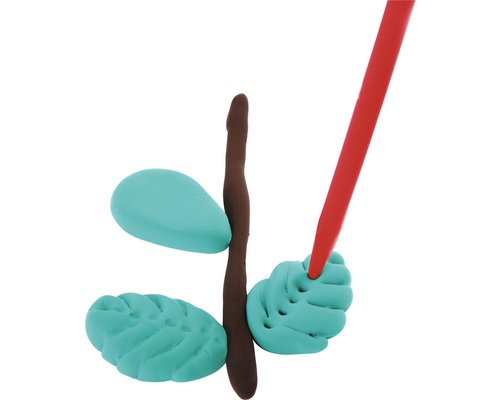 Knetmasse wird mit Werkzeug bearbeitet