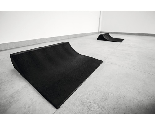 Zwei schwarze Skateboardrampen auf einem gefliesten Boden