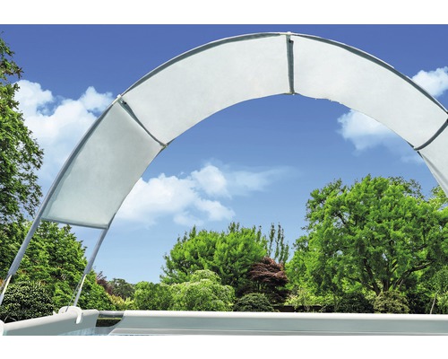 Abri de piscine dans un jardin avec des arbres et un ciel bleu