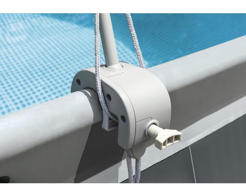 Vue détaillée d''une couverture de piscine avec système de corde