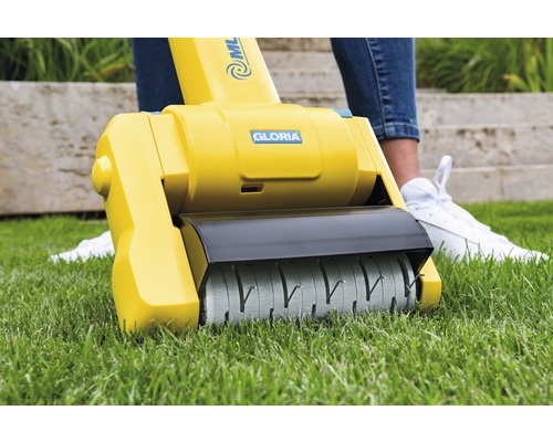 Scarificateur Gloria en utilisation sur une pelouse