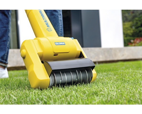 Brosse à brosse Gloria Multibrush en utilisation sur une pelouse