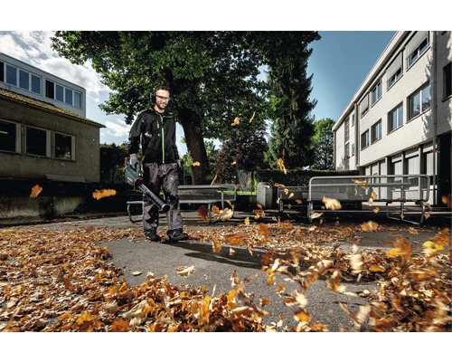 Homme avec souffleur de feuilles à l''extérieur, en train de souffler les feuilles