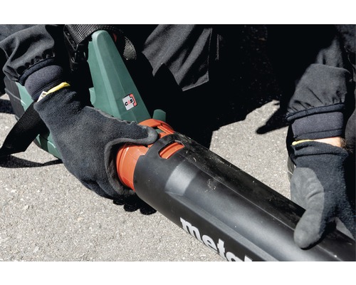 Personne assemblant un souffleur Metabo