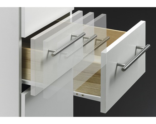 Schrank mit Schubladen und Griffen aus Metall