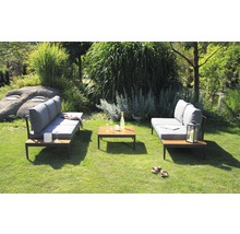 Gartenmöbelset mit Sofas, Tisch und Accessoires auf einer Rasenfläche