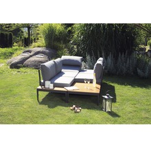 Gartenmöbel-Loungegruppe mit Tisch und Dekoration im Garten