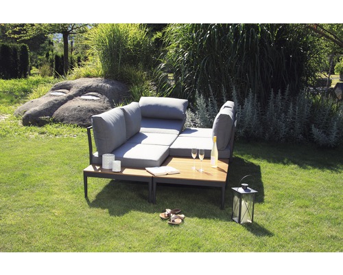 Gartenmöbel-Loungegruppe mit Tisch und Dekoration im Garten