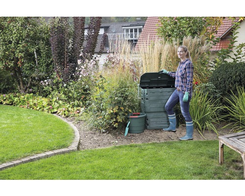 Jardin avec composteur thermique et femme