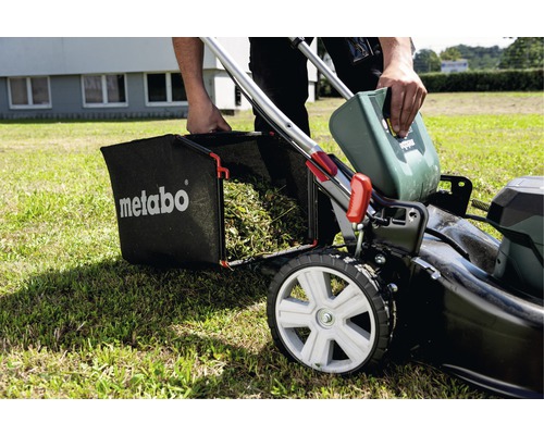 Tondeuse à gazon Metabo avec bac de ramassage