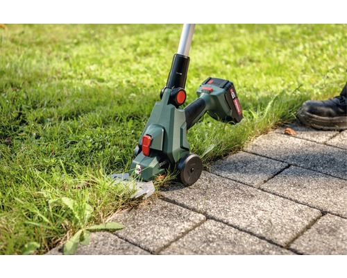 Coupe-bordures à batterie en cours d''utilisation pour tailler les bordures de pelouse
