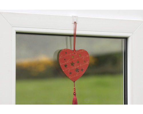 Dekoratives Herz aus Holz mit Schriftzug und Sternen zum Aufhängen am Fenster